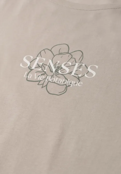 Beiges T-Shirt mit zarter Blumenzeichnung und Schriftzug 'SENSES La Vie Boutique'.