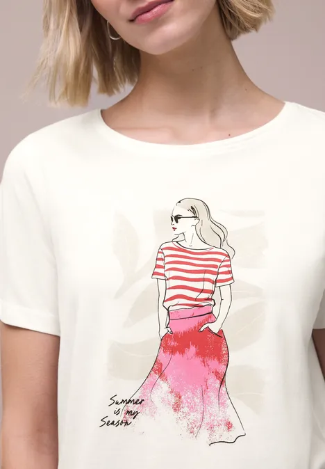 Weißes T-Shirt mit Illustration einer Frau in rot-weiß gestreiftem Oberteil und rosa Rock.