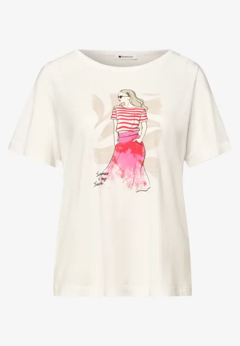 Weißes T-Shirt mit Illustration einer Frau in gestreiftem Oberteil und pinkem Rock