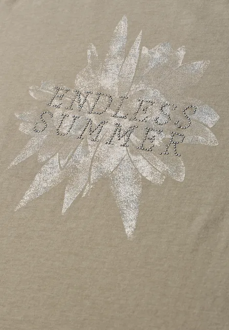 Beiger T-Shirt-Aufdruck mit silbernem Schriftzug ENDLESS SUMMER vor stilisierter Sonnenform