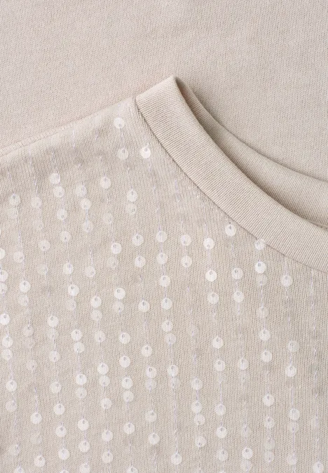 Beiger Pullover mit Rundhalsausschnitt und glitzernden Pailletten in Reihen auf der Vorderseite.