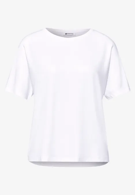 Schlichtes weißes T-Shirt mit Kurzarm und klassischer Passform.