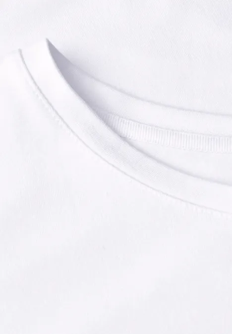 Weißes T-Shirt mit rundem Halsausschnitt.