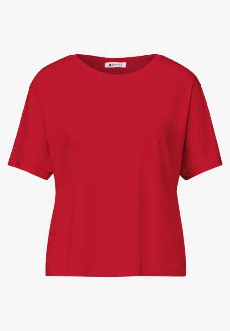 Ein schlichtes rotes T-Shirt mit kurzen Ärmeln vor weißem Hintergrund.