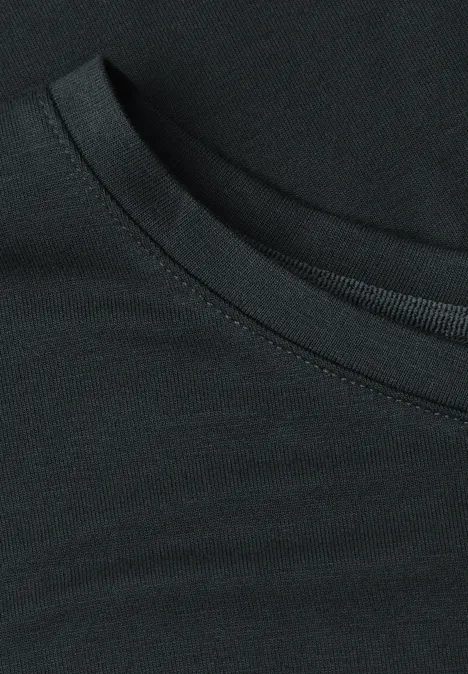 Schwarzer Rundhalsausschnitt eines T-Shirts mit sichtbarer Naht und feiner Stoffstruktur.