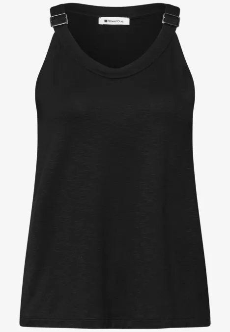 Schwarzes ärmelloses Top mit breiten Trägern und silbernen Schnallen.