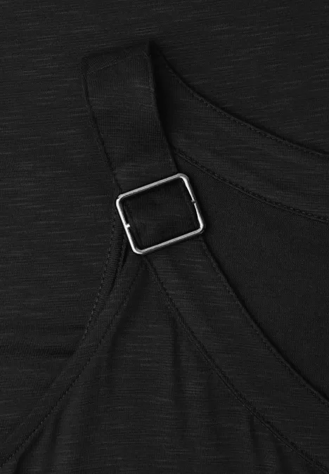 Nahaufnahme eines schwarzen Stoffs mit verstellbarem Träger und silberner Schnalle.