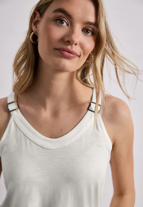 Nahaufnahme eines weißen Damen-Tanks mit V-Ausschnitt und verstellbaren Schulterriemen