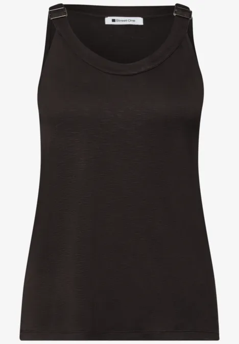 Ein schlichtes schwarzes, ärmelloses Top mit Rundhalsausschnitt.