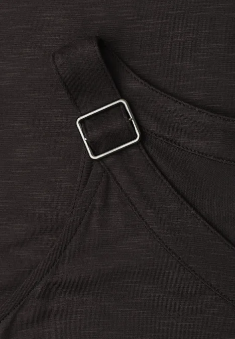 Dunkles Tanktop mit verstellbarem Träger und quadratischer Metallschließe.