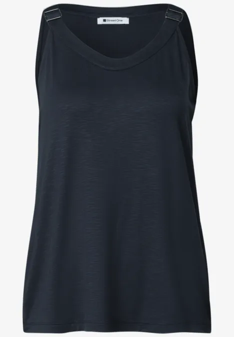 Donkerblauw, mouwloos tanktop van licht stof met een ronde halslijn.