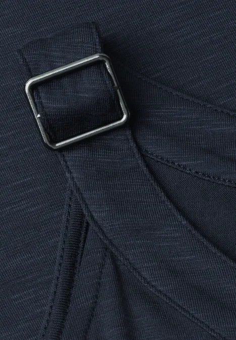 Donkere stoffen riem met vierkante metalen gesp, detailopname
