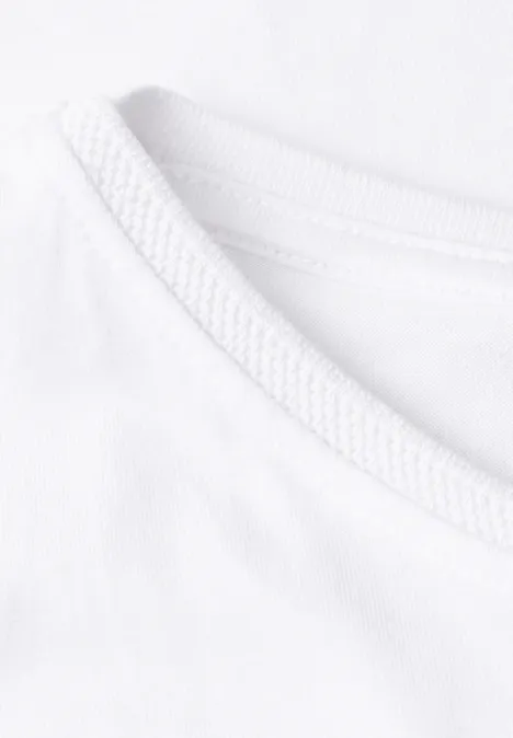 Close-up van de witte ronde hals van een t-shirt.