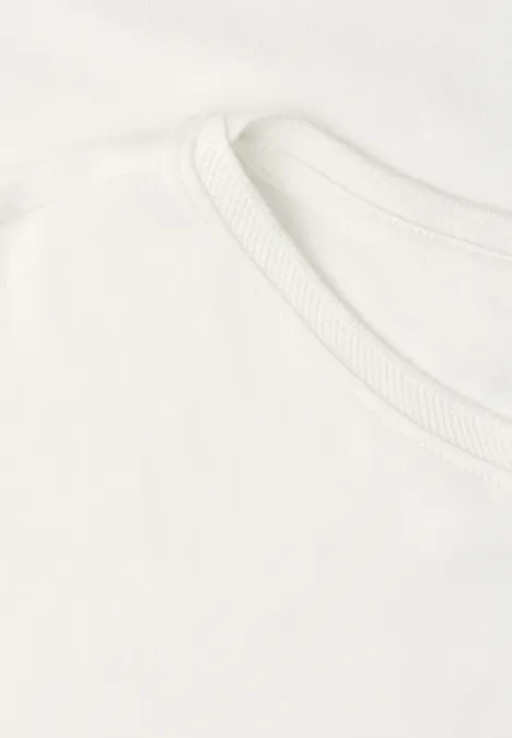 Nahaufnahme eines weißen T-Shirts mit Rundhalsausschnitt