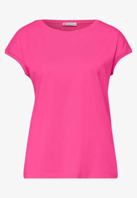 Een eenvoudig felroze T-shirt met korte mouwen en ronde hals.