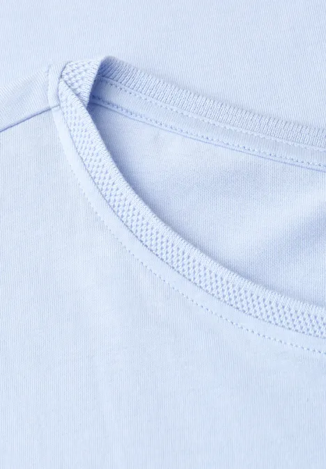 Nahaufnahme eines hellblauen T-Shirts mit Rundhalsausschnitt.