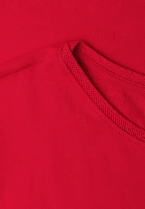 Shirt mit Boatneck und Deko-Detail salsa red Nahaufnahme eines roten T-Shirts mit sichtbarem Kragen.