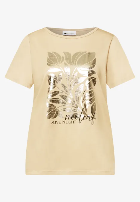 Beigefarbenes T-Shirt mit goldfarbenem Blattmotiv und dezentem Schriftzug.