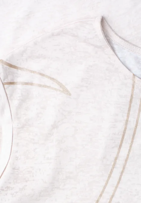 Close-up van een licht T-shirt met verfijnd gouden lijnpatroon op een zachte stof.