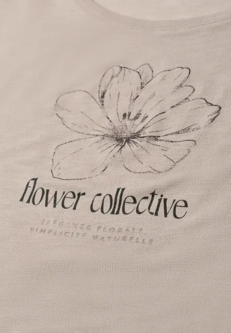 Beige T-Shirt mit skizzenhafter Blumenzeichnung und Schriftzug 'flower collective'.