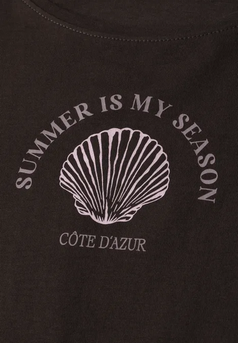 Schwarzes T-Shirt mit Muschel-Motiv in zartem Rosa und Schriftzug „SUMMER IS MY SEASON“ sowie „CÔTE D’AZUR“.