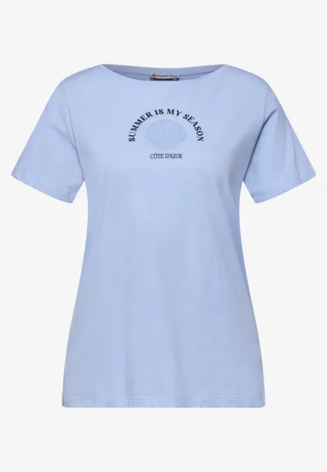 Hellblaues Damen-T-Shirt mit Rundhalsausschnitt, kurzen Ärmeln und schwarzem Schriftzug.