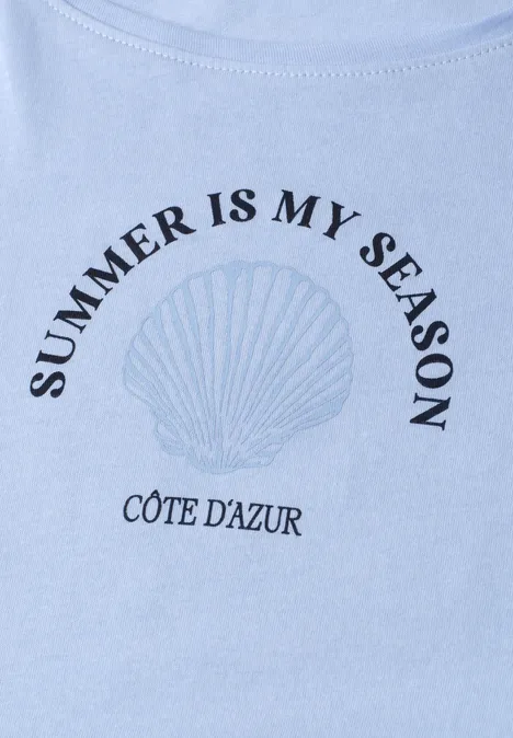 Hellblaues T-Shirt mit Muschelprint und Schriftzug 'Summer is my season' sowie 'Côte d'Azur'.