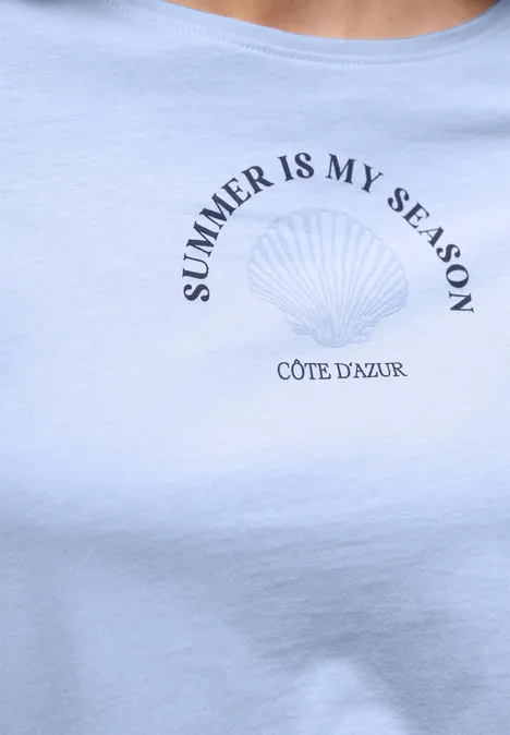 Hellblaues T-Shirt mit Muschelmotiv und Schriftzug "SUMMER IS MY SEASON" und "CÔTE D'AZUR".