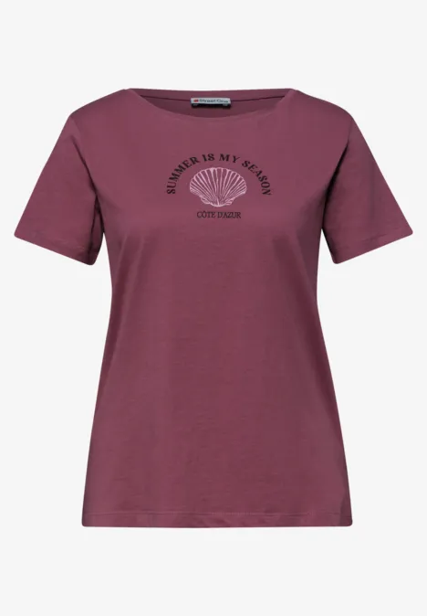 Dames T-shirt in bordeauxrood met korte mouwen, ronde hals en witte opdruk van wereldbol en tekst.