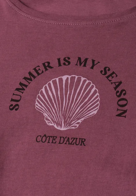 Bordeauxrood shirt met schelpillustratie en tekst 'SUMMER IS MY SEASON' en 'Côte d'Azur'.