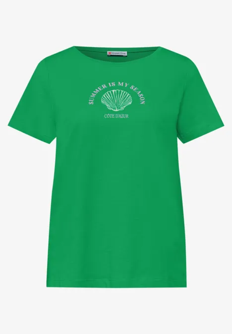 Groen damesshirt met ronde hals en witte print op de borst.
