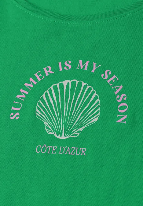 Groen T-shirt met schelpmotief en tekst 'Summer is my season' en 'Côte d'Azur'.