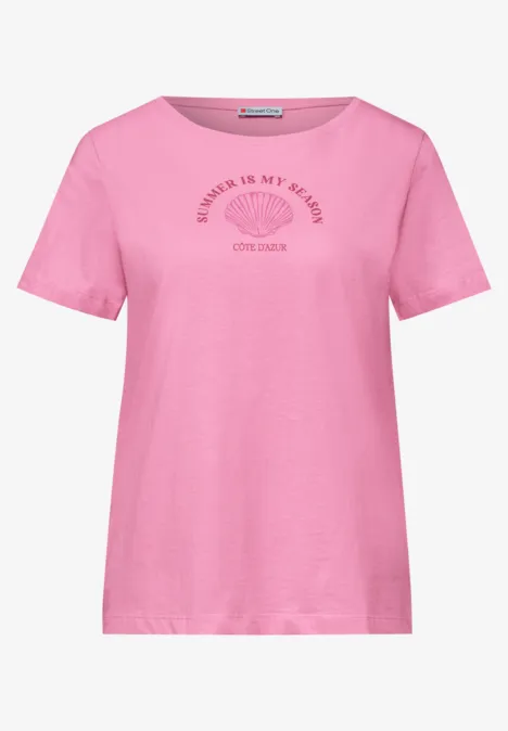 Pinkes T-Shirt mit Rundhalsausschnitt und zartem Schriftzug auf der Brust.