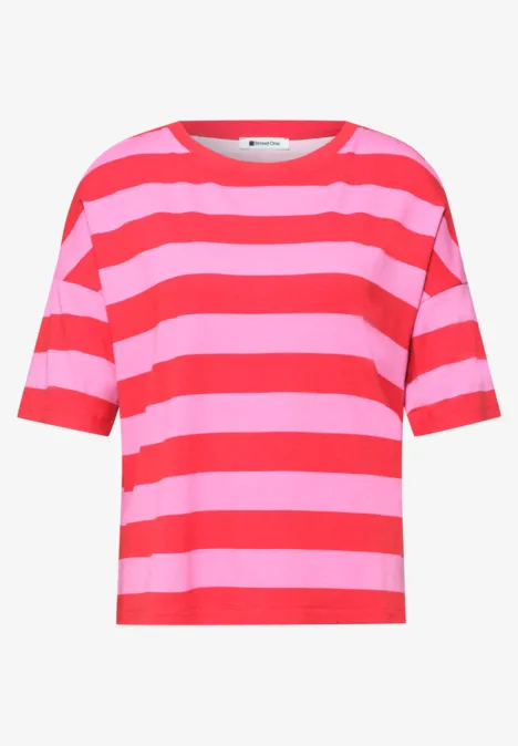 Een T-shirt met korte mouwen en brede rood-roze strepen.