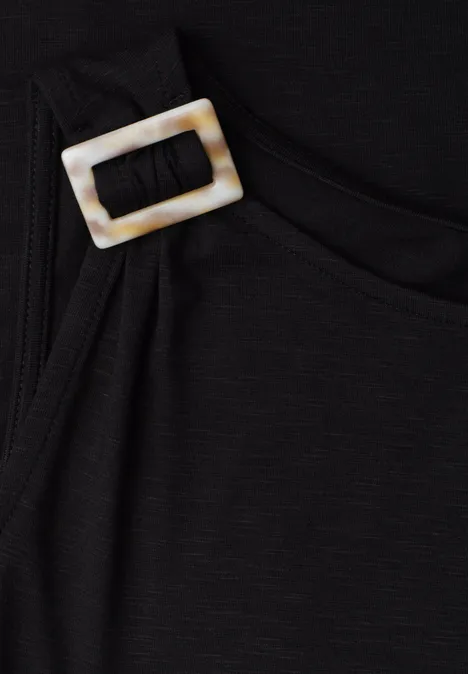 Schwarzes Top mit einer eckigen, cremefarbenen Schnalle am Schulterträger