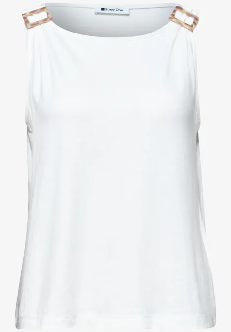 Ärmelloses weißes Top mit goldenen Schnallen an den Schultern.