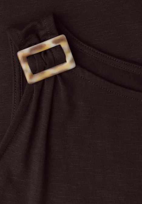 Zwarte stof met een smalle riem en een rechthoekige, beige marmerprintgesp.