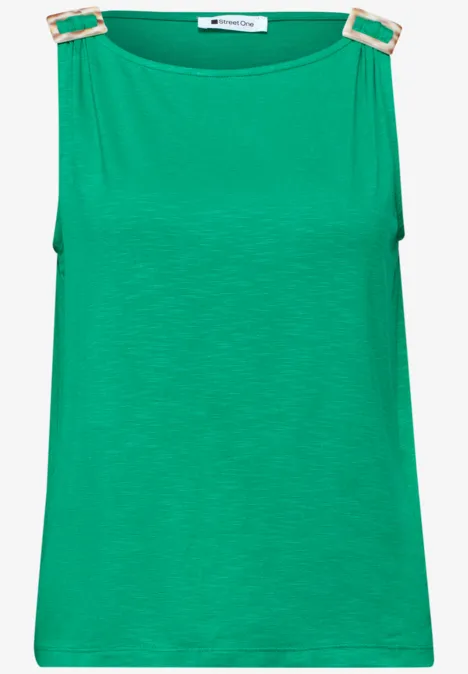 Grünes ärmelloses Top mit goldenen Schulter-Schnallen.