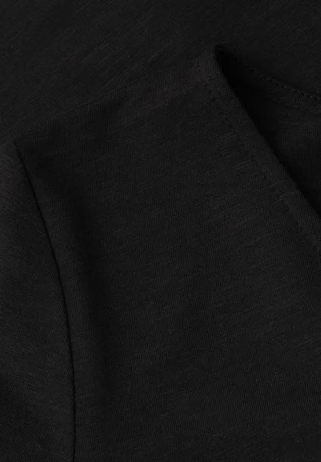 Close-up van een zwarte stoffen zak met stiksel