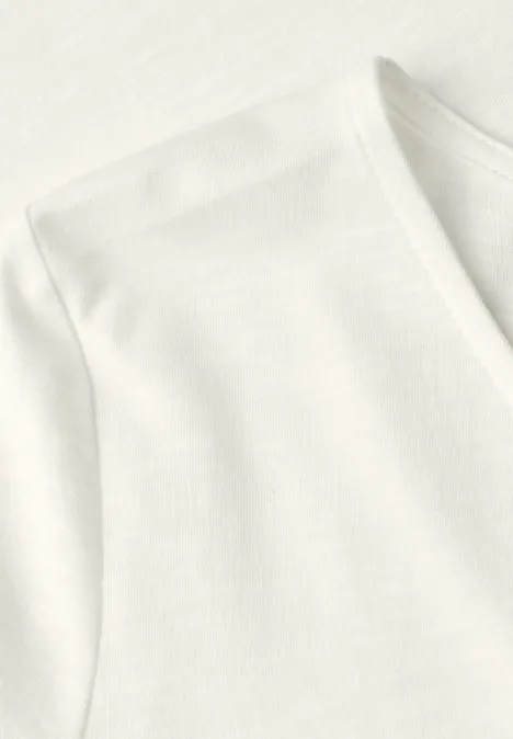 Close-up van een wit T-shirt met V-hals