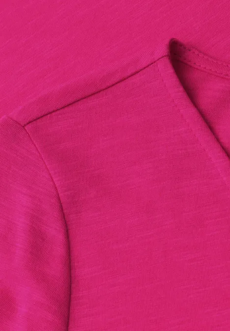 Een roze T-shirt met korte mouwen en een ronde hals.