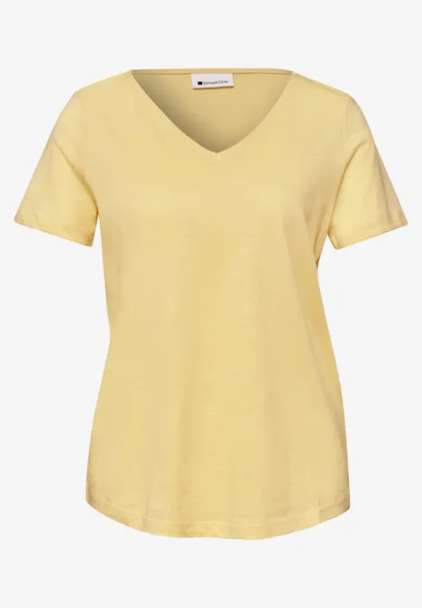 Un t-shirt femme jaune pâle uni à col en V et manches courtes sur fond blanc.