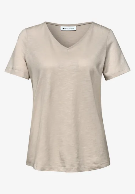 Beiges Damen-T-Shirt mit V-Ausschnitt und kurzen Ärmeln aus leichtem Stoff.