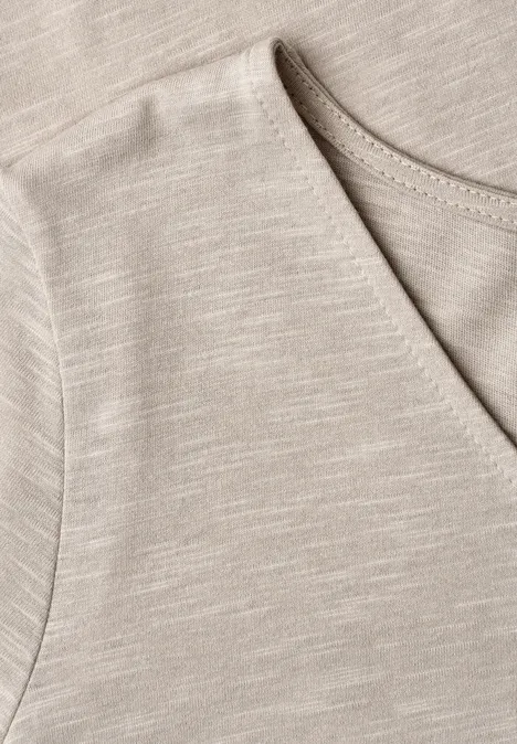Nahaufnahme eines beigen V-Ausschnitt-T-Shirts aus feinem Jersey