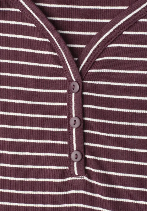 Top à col en V et à rayures rustic rouge Gros plan d'un t-shirt violet à rayures blanches avec patte de boutonnage à trois boutons.