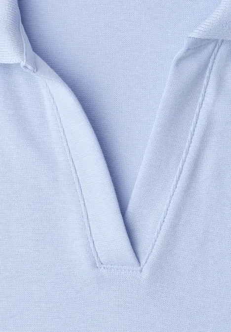 Top in Rippstruktur mit Polokragen cashmere blue Nahaufnahme eines hellblauen T-Shirts mit V-Ausschnitt aus glattem Stoff