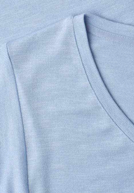 Nahe Aufnahme eines hellblauen V-Ausschnitt-T-Shirts aus weichem Stoff.