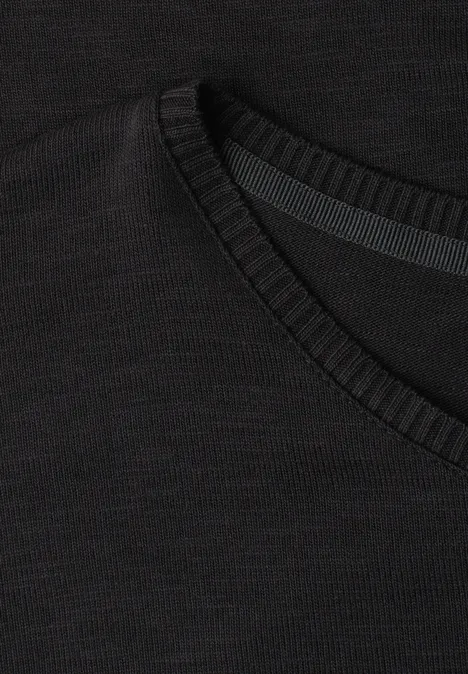 Dropped Shoulder Shirt mit Rundhals Black Nahaufnahme eines schwarzen V-Ausschnitt-Pullovers aus feinem Strick