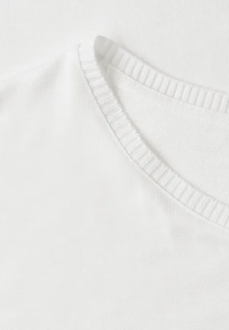 Dropped Shoulder Shirt mit Rundhals off white Detailaufnahme eines weißen T-Shirts mit Rundhalsausschnitt.