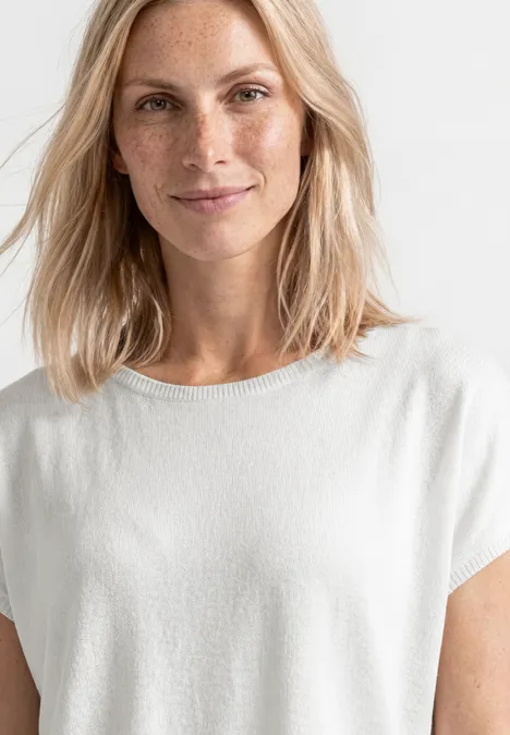 Dropped Shoulder Shirt mit Rundhals off white Eine Frau mit schulterlangen blonden Haaren trägt ein weißes T-Shirt.